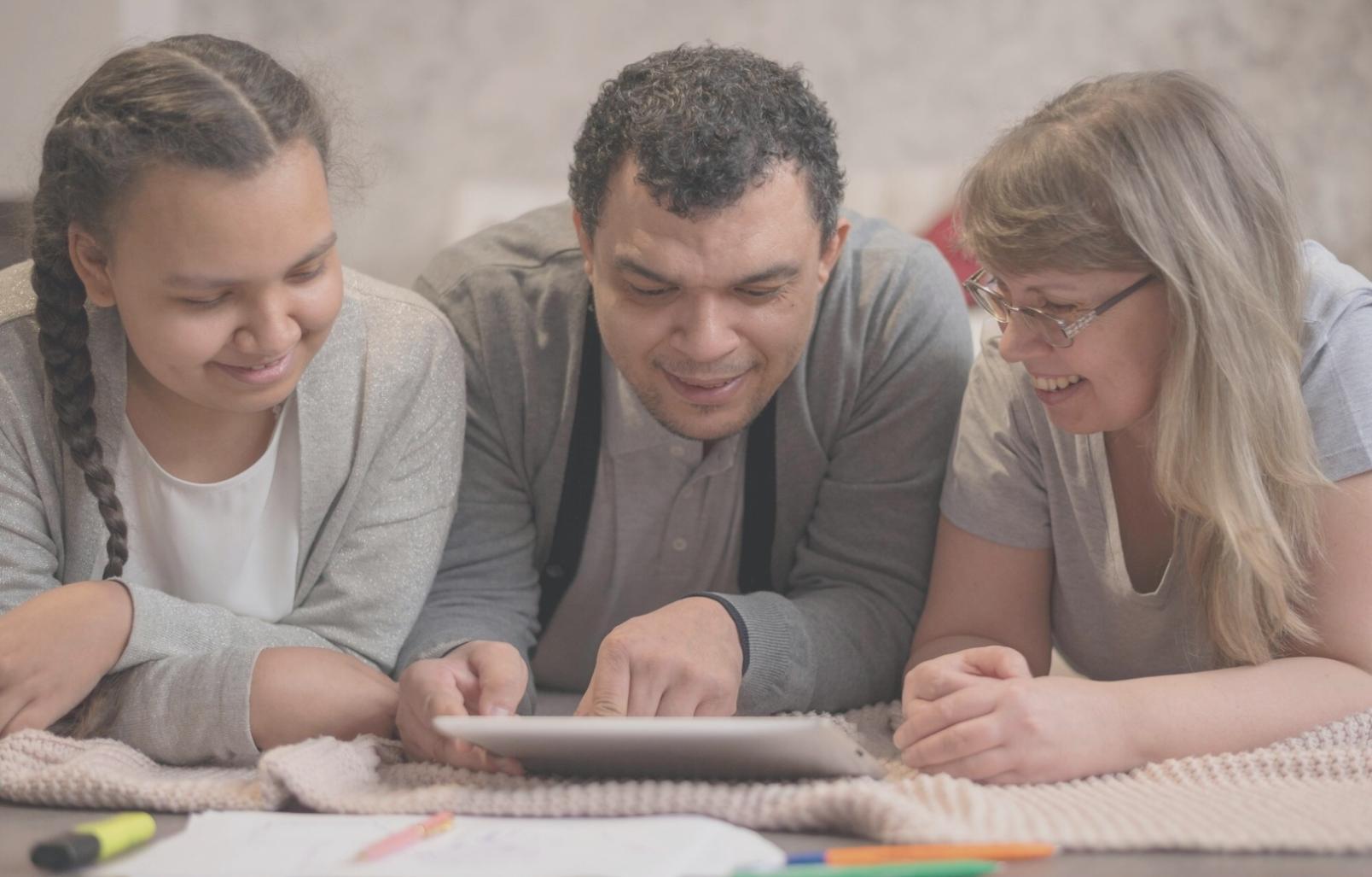 Reunión de equipos discutiendo métricas financieras