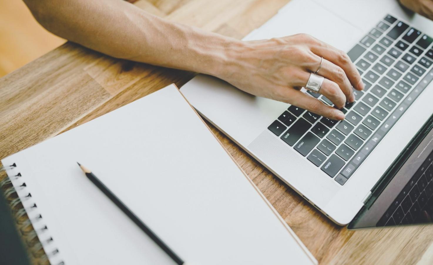 Equipo analizando estrategias de comunicación financiera