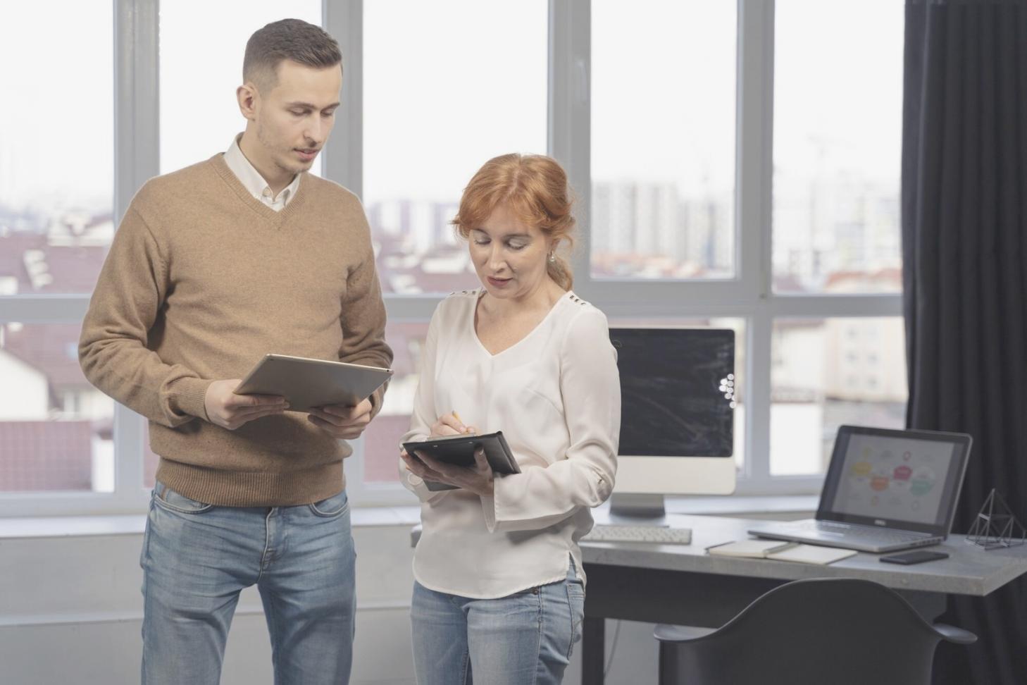 Espacio de trabajo moderno con herramientas de análisis financiero y comunicación empresarial