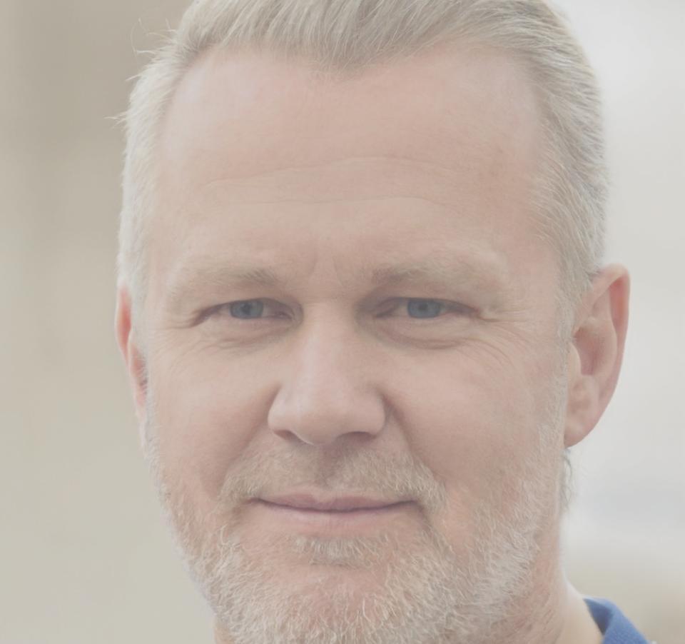 Miembro del equipo maravexonilo trabajando en proyecto de cliente