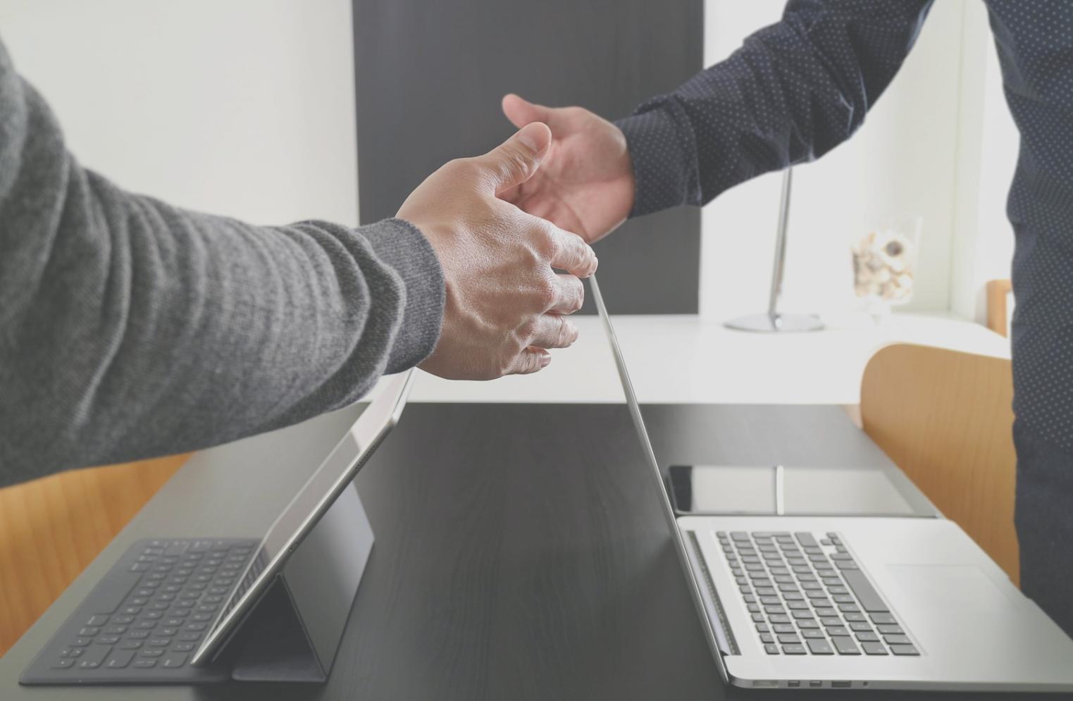 Flujo de comunicación financiera entre departamentos empresariales